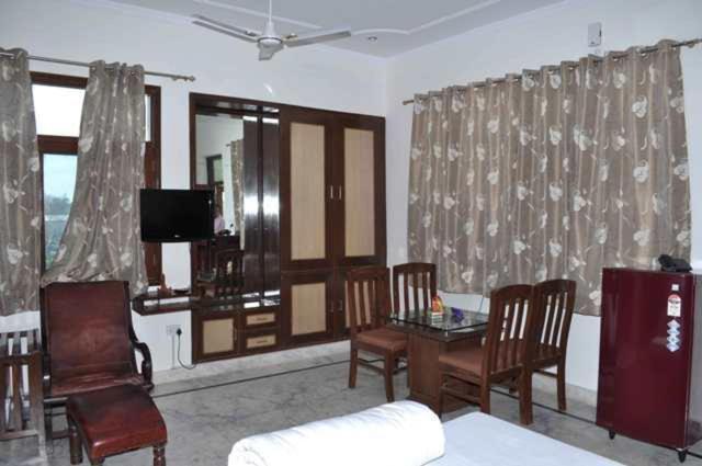 Shivanta Residency Hotell Rishīkesh Rum bild